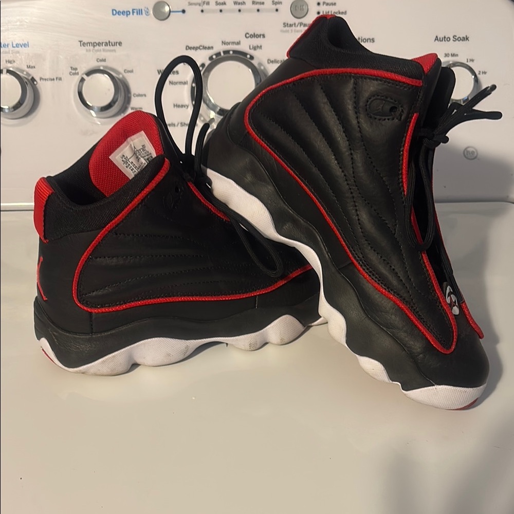 Jordan Kids' Grade School Pro Strong Basketball Shoes
